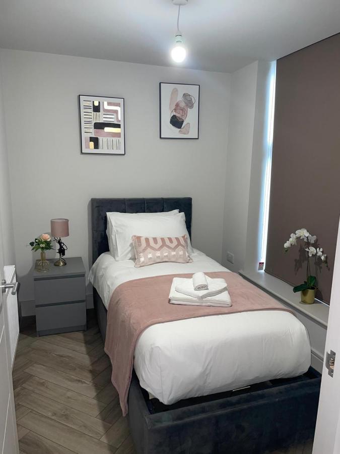 Wimbledon Luxury 3Bedroom Apartment Рейнс Парк Екстериор снимка